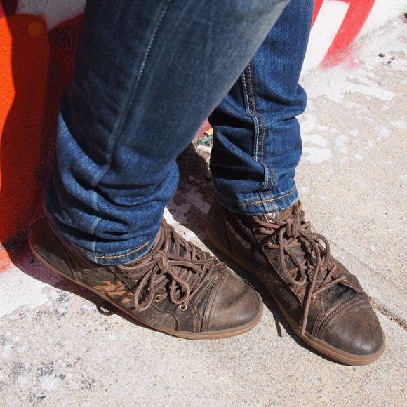 LEATHER FRYE DISTRESSED BROWN KIRA HIGH TOP SNEAKERS SIZE 7.5 - Picture 1 of 15